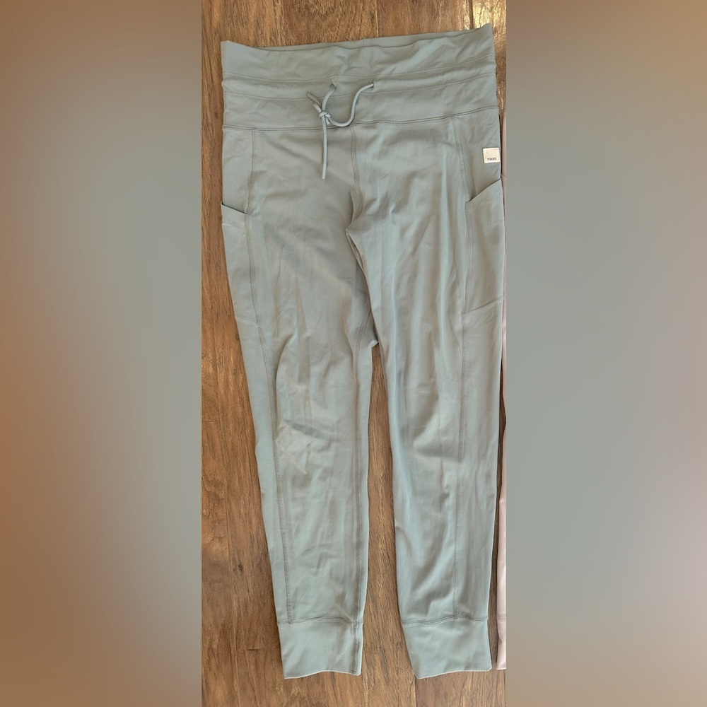 Vuori Daily Legging with pockets.